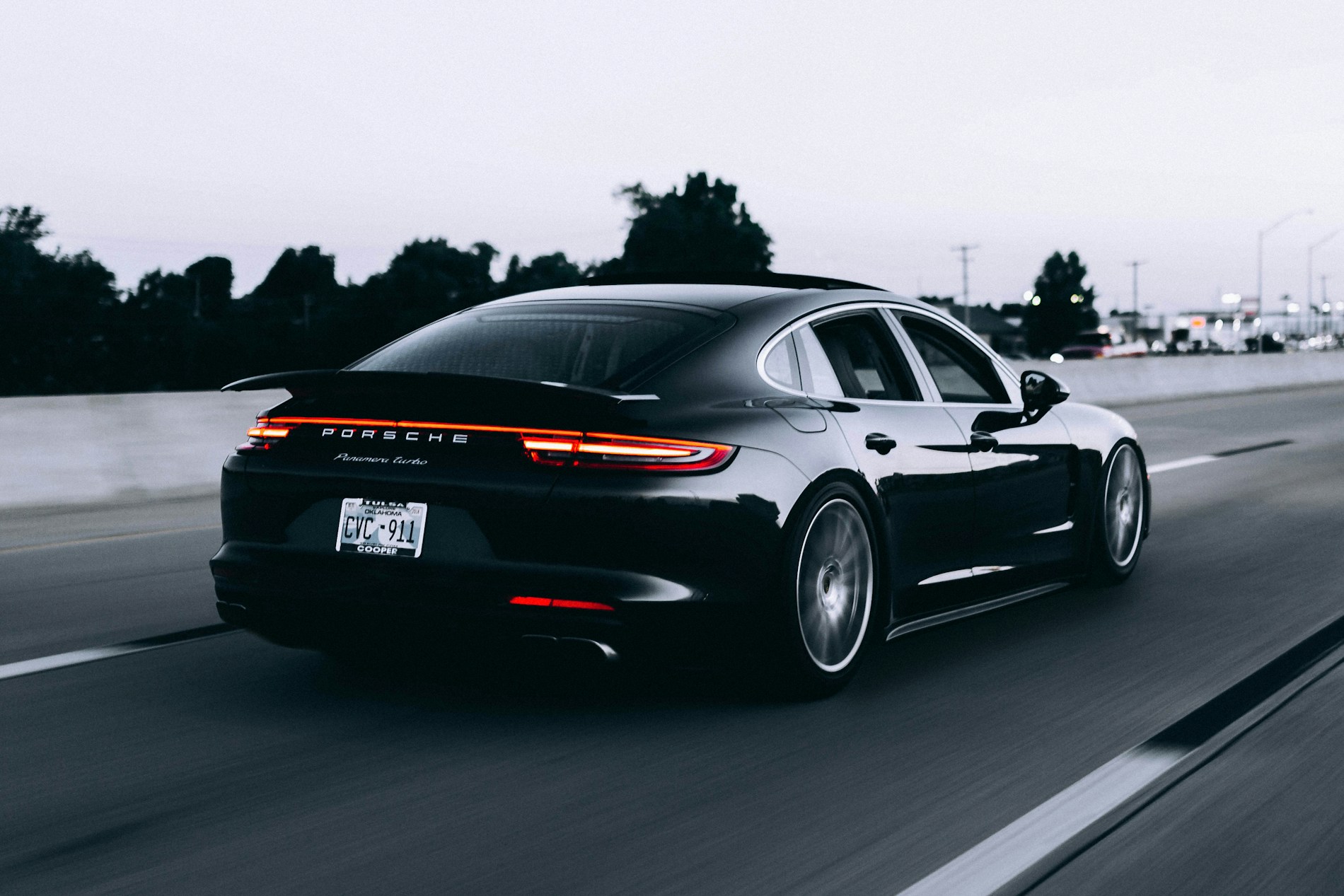 მუქი Porsche-ს უკანა ხედი გზაზე — საილუსტრაციო ფოტო